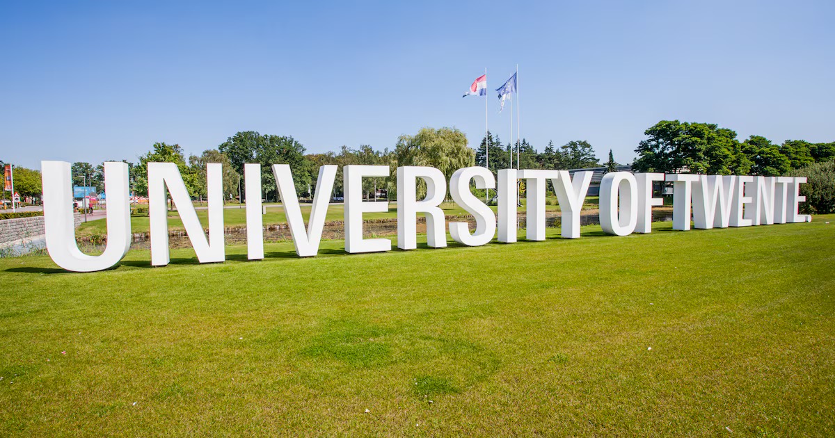 The large white 'University of Twente' letters on the lawn at the campus entrance in Enschede.